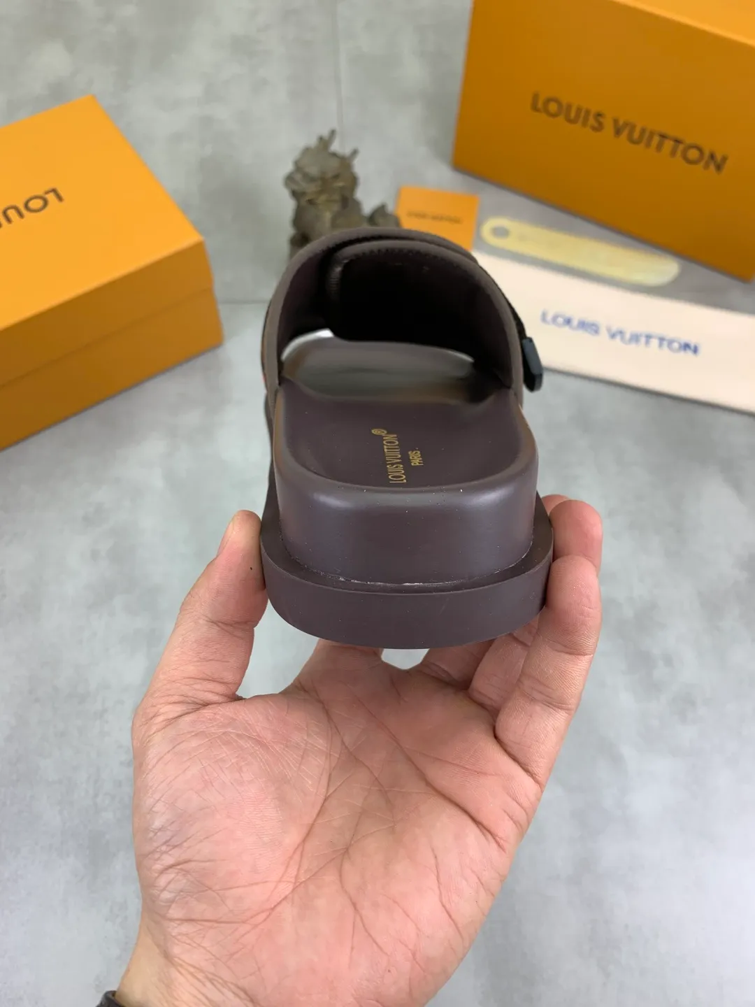 Men's shoes 💰P320💰【New style】🆘 Original quality 【LOUIS VUITTON】The popular Louis Vuitton LV men's slippers on the official website are on sale simultaneously! Original fabric imported from Italy, original factory special supply, code number: 38-44 (45 customized), many colors available